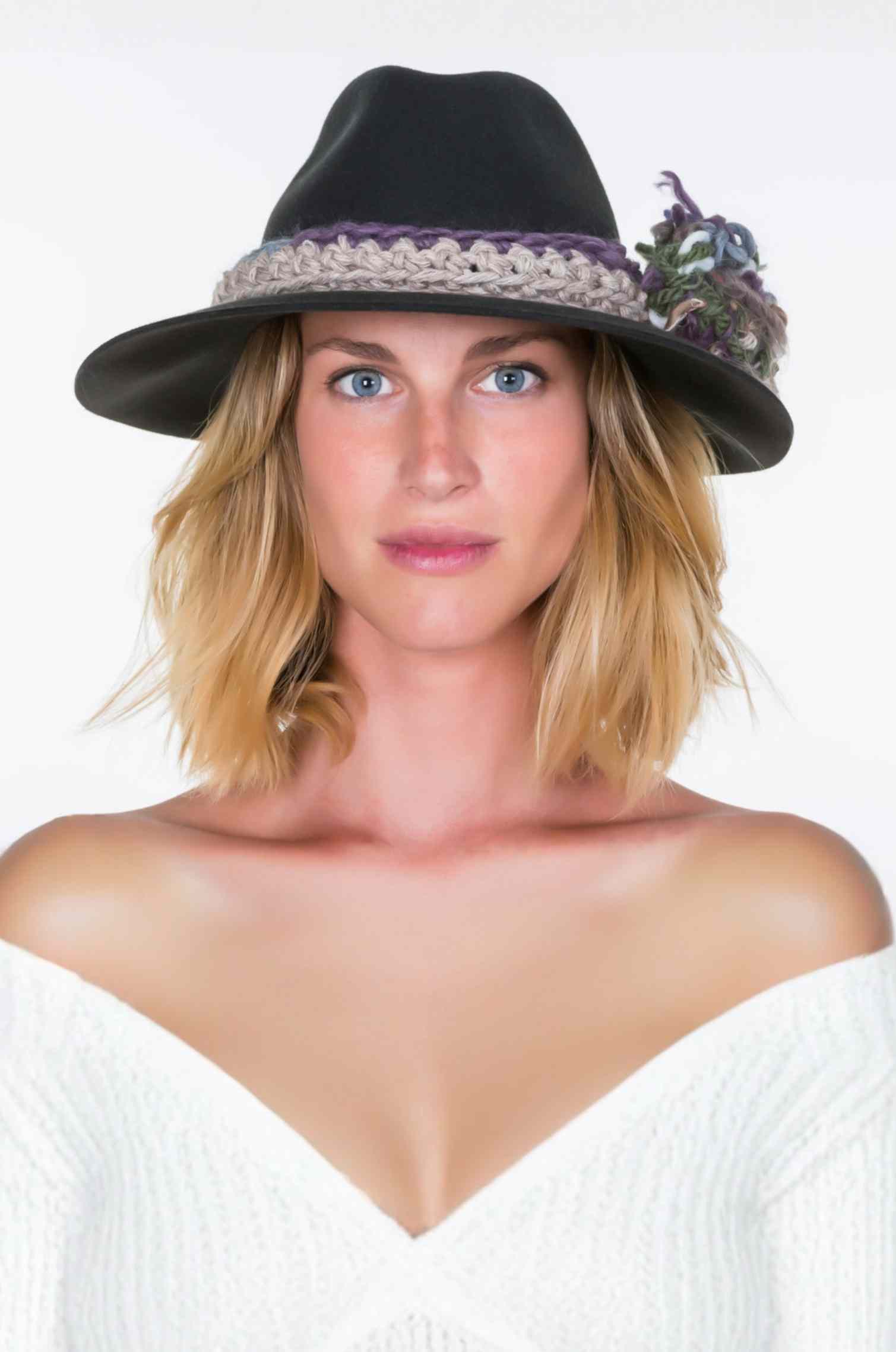 KNITTED FLOWER HAT